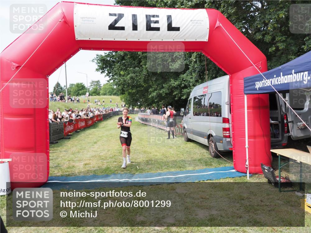 21.06.2025 - 27. Vierlanden-Triathlon MichiJ http://msf.ph/oto/8001299 15.06.2026 11:25:35 Ziel 269, 570 meine-sportfotos.de