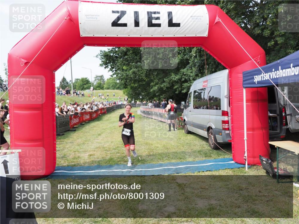 21.06.2025 - 27. Vierlanden-Triathlon MichiJ http://msf.ph/oto/8001309 15.06.2026 11:25:35 Ziel 269, 570 meine-sportfotos.de