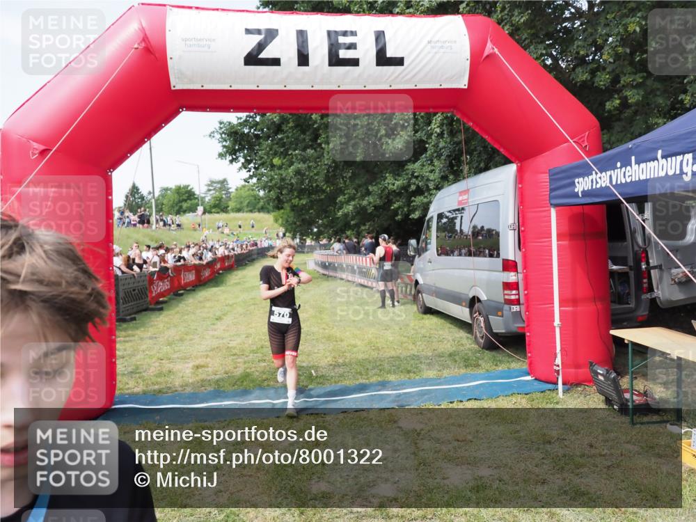 21.06.2025 - 27. Vierlanden-Triathlon MichiJ http://msf.ph/oto/8001322 15.06.2026 11:25:35 Ziel 269, 570 meine-sportfotos.de
