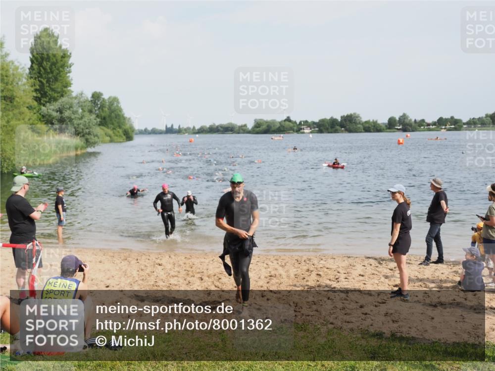 21.06.2025 - 27. Vierlanden-Triathlon MichiJ http://msf.ph/oto/8001362 15.06.2026 10:04:34 Schwimmen 390, 404, 452 meine-sportfotos.de