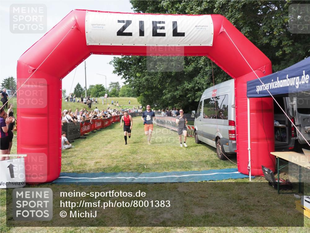 21.06.2025 - 27. Vierlanden-Triathlon MichiJ http://msf.ph/oto/8001383 15.06.2026 11:25:49 Ziel 622 meine-sportfotos.de