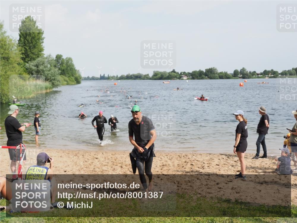 21.06.2025 - 27. Vierlanden-Triathlon MichiJ http://msf.ph/oto/8001387 15.06.2026 10:04:34 Schwimmen 390, 404, 452 meine-sportfotos.de