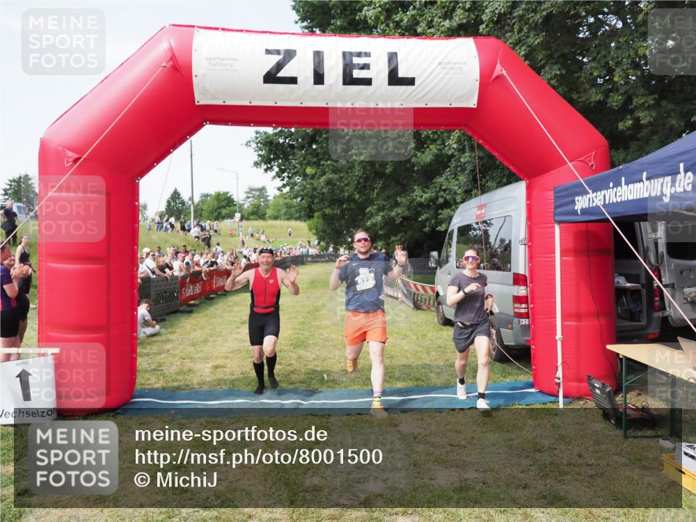 21.06.2025 - 27. Vierlanden-Triathlon MichiJ http://msf.ph/oto/8001500 15.06.2026 11:25:51 Ziel 622 meine-sportfotos.de