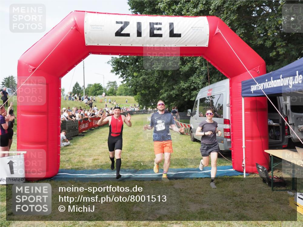 21.06.2025 - 27. Vierlanden-Triathlon MichiJ http://msf.ph/oto/8001513 15.06.2026 11:25:51 Ziel 622 meine-sportfotos.de