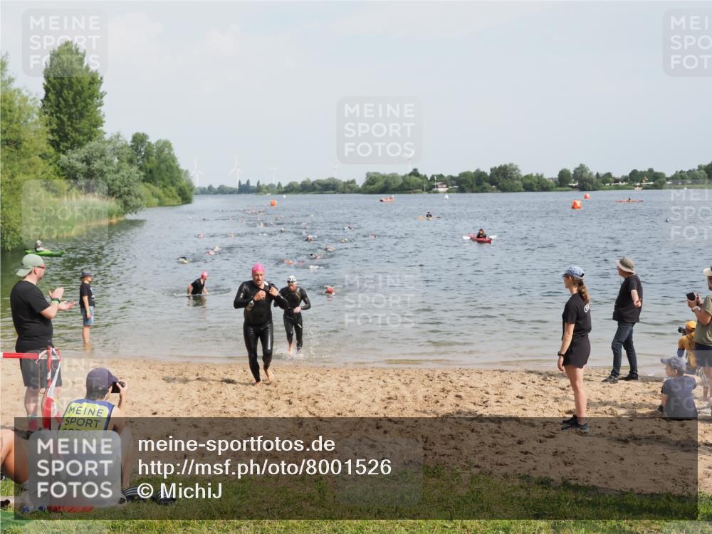 21.06.2025 - 27. Vierlanden-Triathlon MichiJ http://msf.ph/oto/8001526 15.06.2026 10:04:38 Schwimmen 390, 404, 452 meine-sportfotos.de
