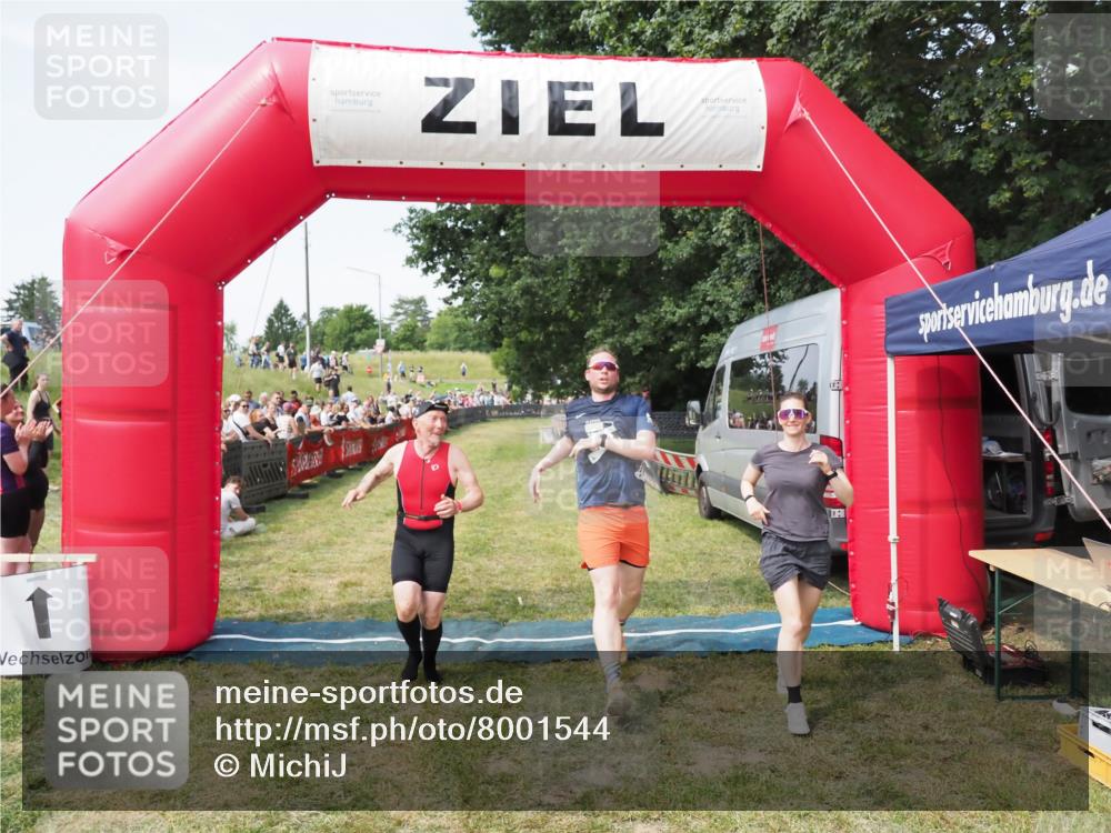 21.06.2025 - 27. Vierlanden-Triathlon MichiJ http://msf.ph/oto/8001544 15.06.2026 11:25:51 Ziel 622 meine-sportfotos.de