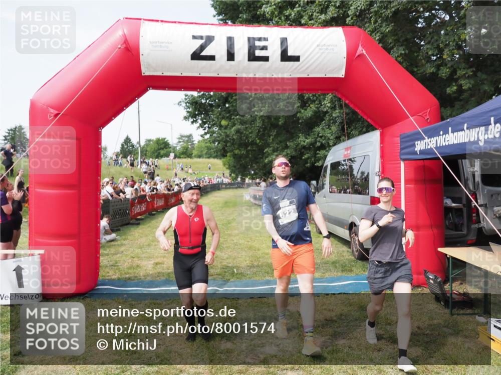 21.06.2025 - 27. Vierlanden-Triathlon MichiJ http://msf.ph/oto/8001574 15.06.2026 11:25:51 Ziel 622 meine-sportfotos.de