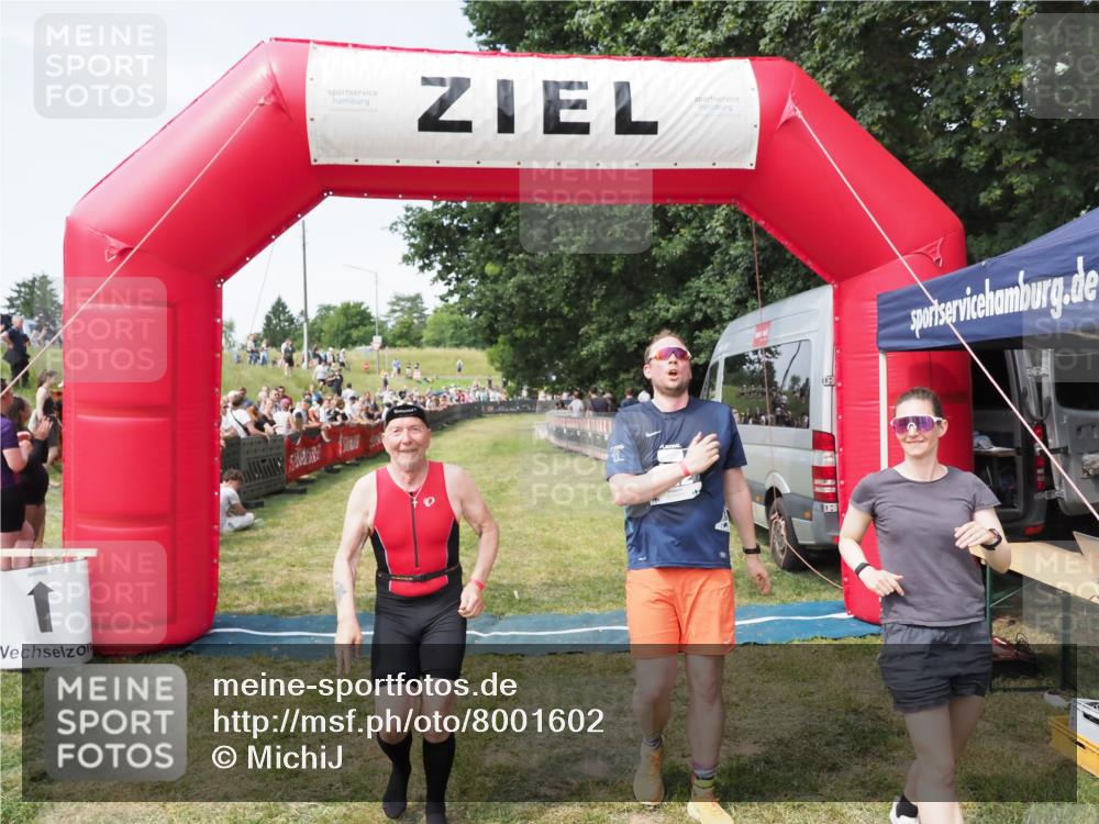 21.06.2025 - 27. Vierlanden-Triathlon MichiJ http://msf.ph/oto/8001602 15.06.2026 11:25:52 Ziel 622 meine-sportfotos.de