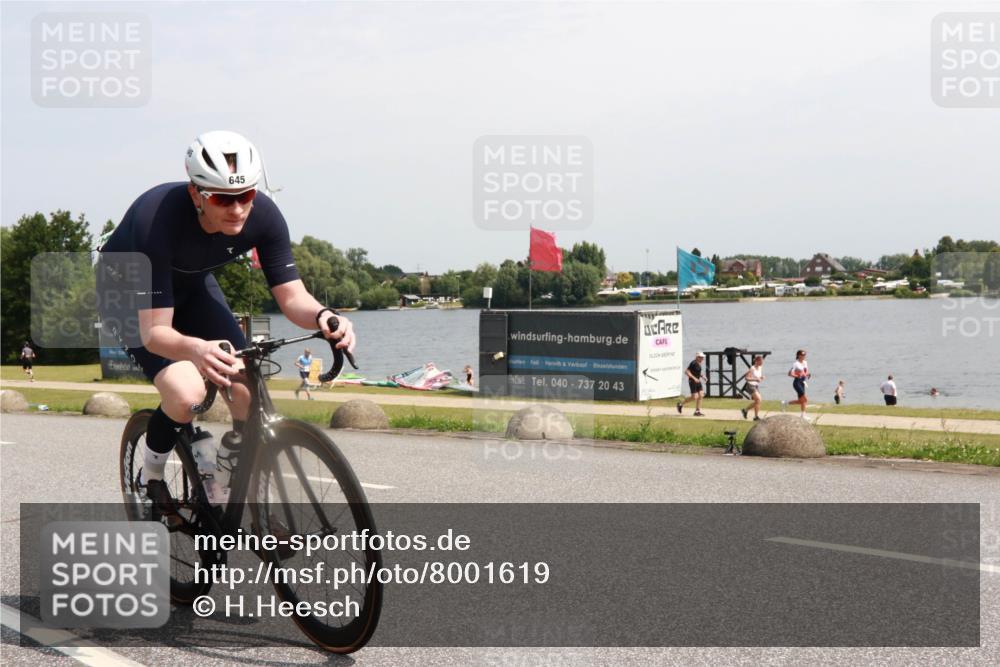 21.06.2025 - 27. Vierlanden-Triathlon H.Heesch http://msf.ph/oto/8001619 15.06.2025 11:45:39 Radfahren 645, 728, 733 meine-sportfotos.de