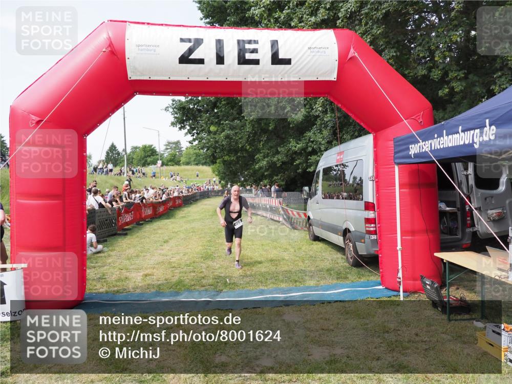21.06.2025 - 27. Vierlanden-Triathlon MichiJ http://msf.ph/oto/8001624 15.06.2026 11:26:04 Ziel 469 meine-sportfotos.de
