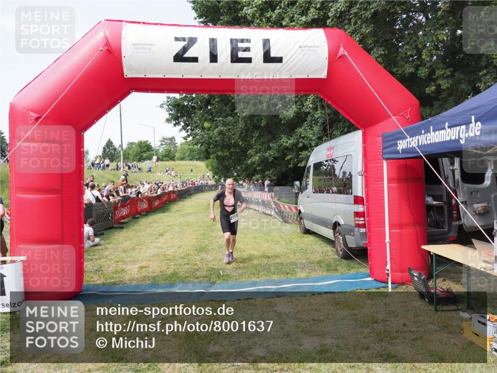 21.06.2025 - 27. Vierlanden-Triathlon MichiJ http://msf.ph/oto/8001637 15.06.2026 11:26:05 Ziel 469 meine-sportfotos.de