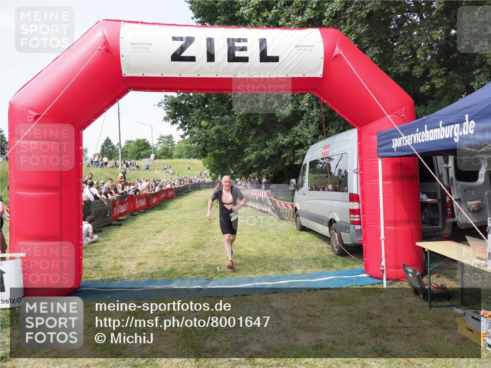 21.06.2025 - 27. Vierlanden-Triathlon MichiJ http://msf.ph/oto/8001647 15.06.2026 11:26:05 Ziel 469 meine-sportfotos.de