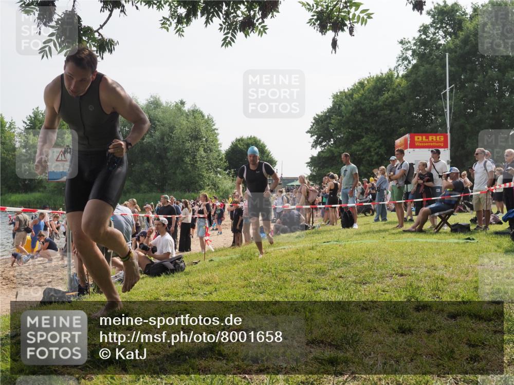15.06.2025 - 27. Vierlanden-Triathlon KatJ http://msf.ph/oto/8001658 15.06.2025 09:57:44 Schwimmen 287, 298, 309, 340, 827 meine-sportfotos.de