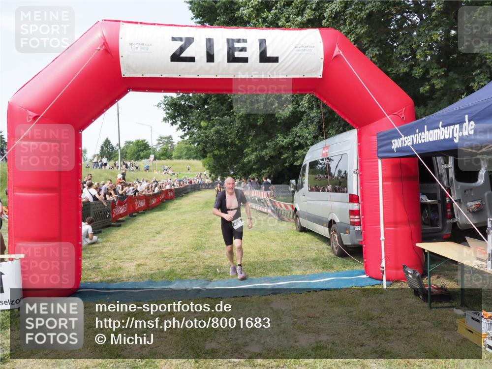 21.06.2025 - 27. Vierlanden-Triathlon MichiJ http://msf.ph/oto/8001683 15.06.2026 11:26:05 Ziel 469 meine-sportfotos.de