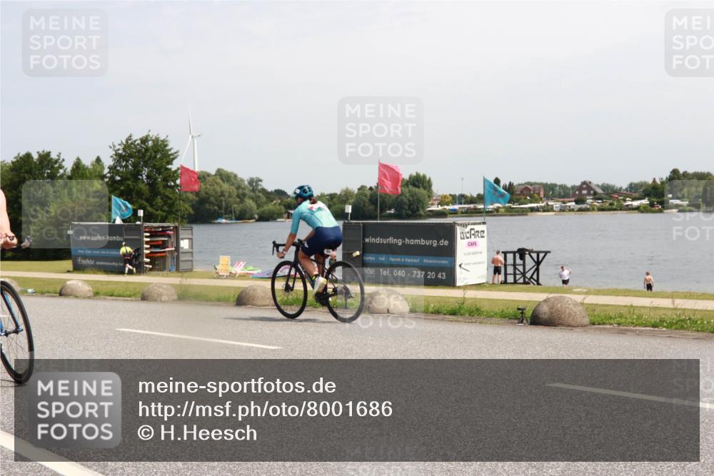 21.06.2025 - 27. Vierlanden-Triathlon H.Heesch http://msf.ph/oto/8001686 15.06.2025 11:46:10 Radfahren 32, 658, 803 meine-sportfotos.de