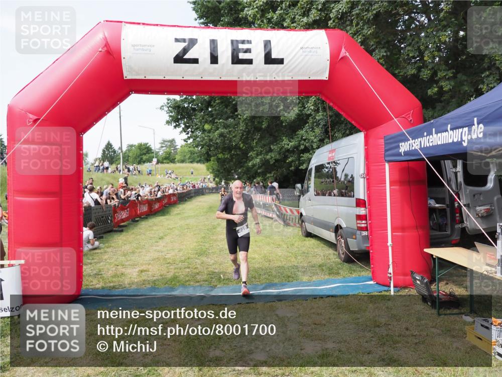 21.06.2025 - 27. Vierlanden-Triathlon MichiJ http://msf.ph/oto/8001700 15.06.2026 11:26:05 Ziel 469 meine-sportfotos.de