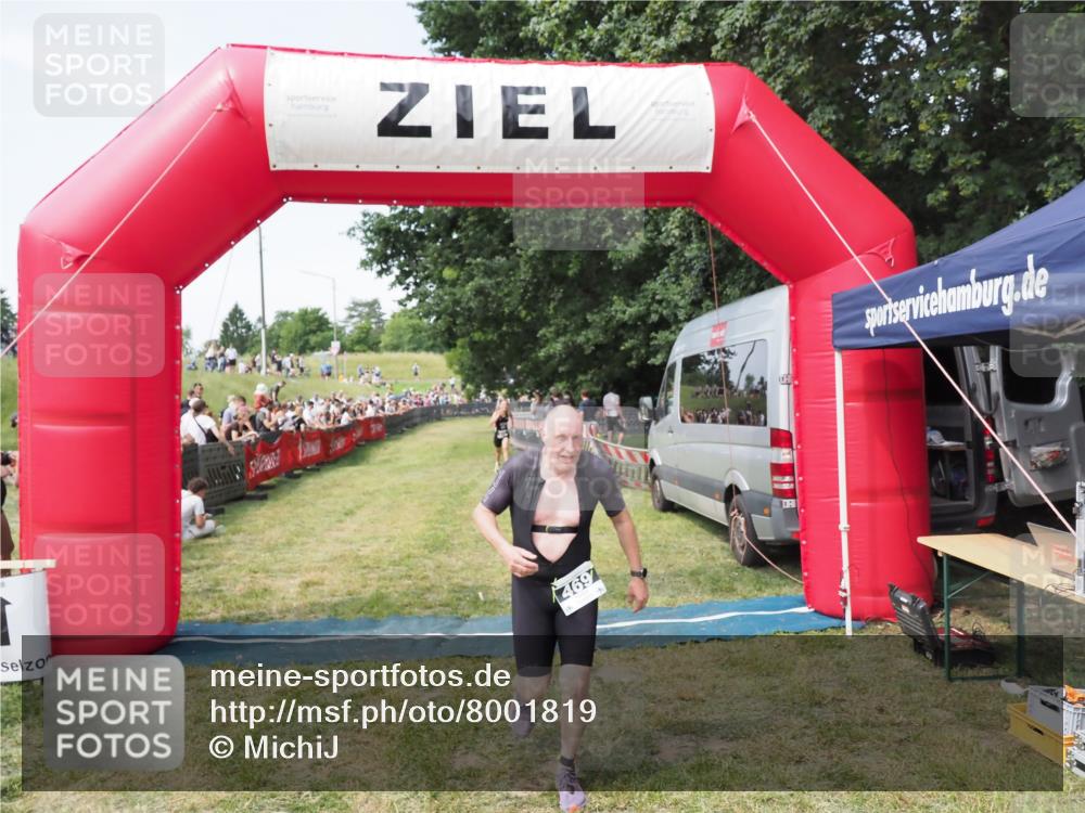 21.06.2025 - 27. Vierlanden-Triathlon MichiJ http://msf.ph/oto/8001819 15.06.2026 11:26:06 Ziel 469 meine-sportfotos.de