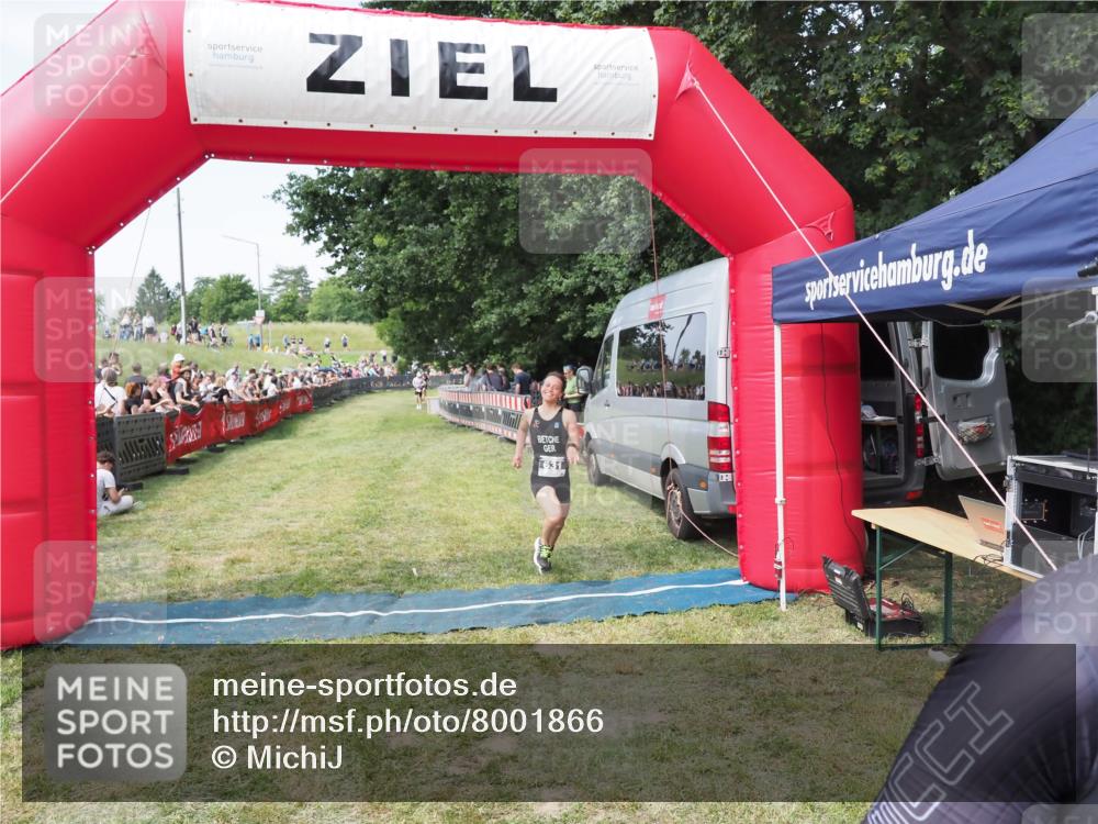 21.06.2025 - 27. Vierlanden-Triathlon MichiJ http://msf.ph/oto/8001866 15.06.2026 11:26:08 Ziel 469 meine-sportfotos.de