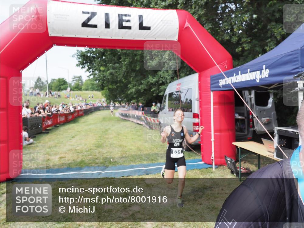 21.06.2025 - 27. Vierlanden-Triathlon MichiJ http://msf.ph/oto/8001916 15.06.2026 11:26:09 Ziel 469 meine-sportfotos.de