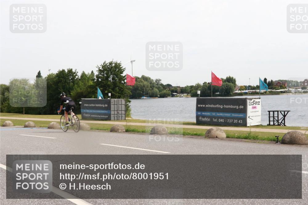 15.06.2025 - 27. Vierlanden-Triathlon H.Heesch http://msf.ph/oto/8001951 15.06.2025 10:28:22 Radfahren 242, 405, 536 meine-sportfotos.de