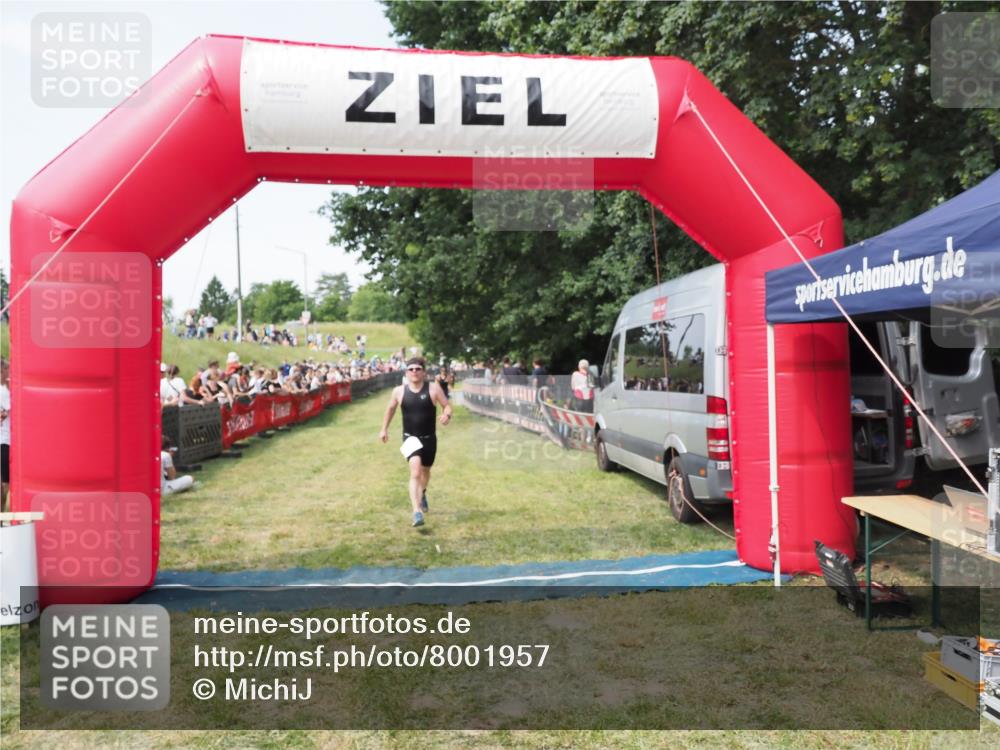 21.06.2025 - 27. Vierlanden-Triathlon MichiJ http://msf.ph/oto/8001957 15.06.2026 11:26:26 Ziel 442 meine-sportfotos.de