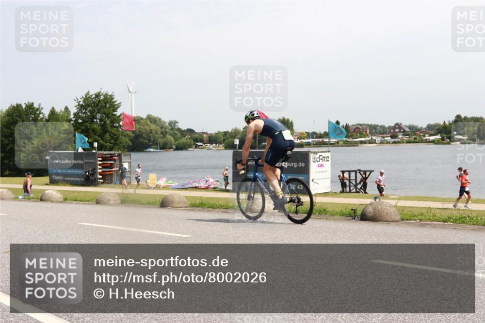 21.06.2025 - 27. Vierlanden-Triathlon H.Heesch http://msf.ph/oto/8002026 15.06.2025 11:46:42 Radfahren 678, 694 meine-sportfotos.de