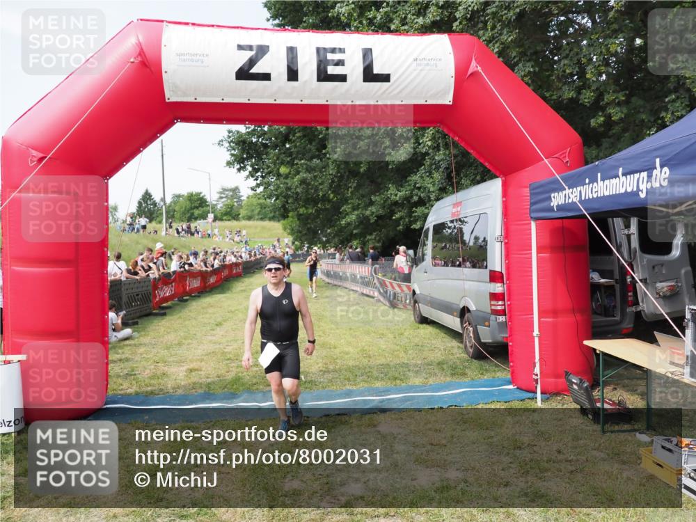 21.06.2025 - 27. Vierlanden-Triathlon MichiJ http://msf.ph/oto/8002031 15.06.2026 11:26:27 Ziel 367, 442 meine-sportfotos.de