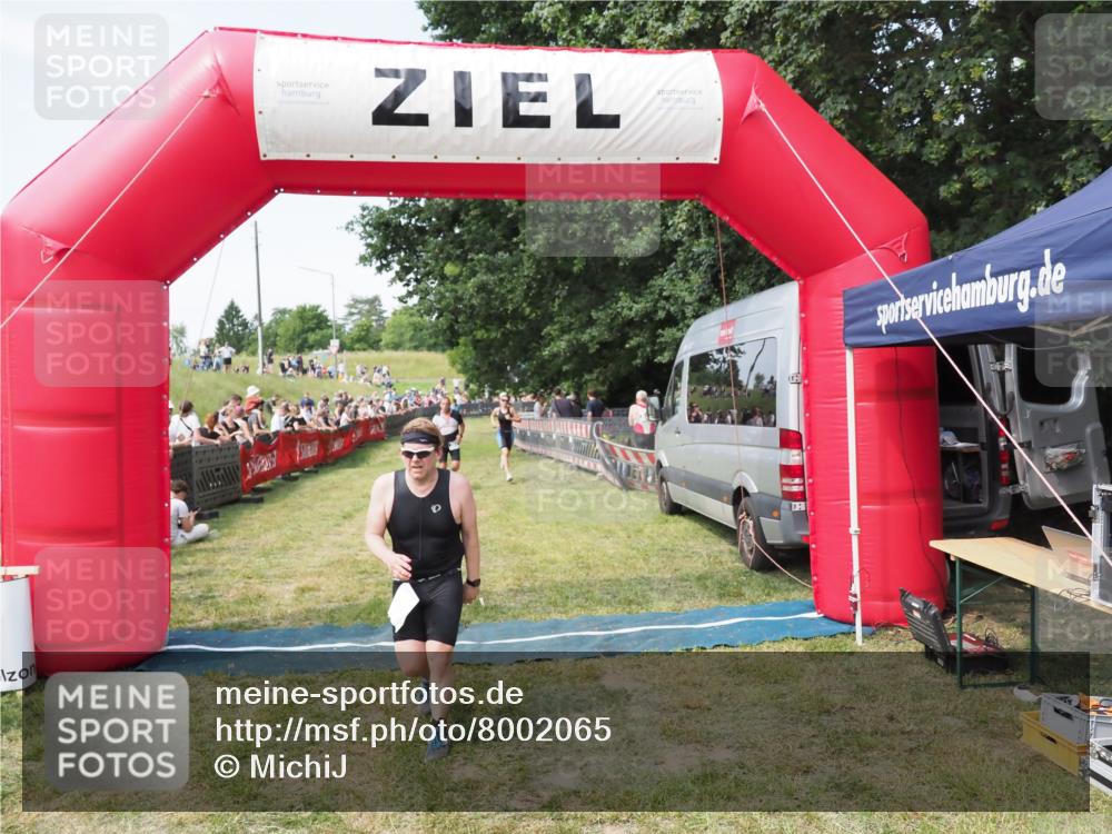 21.06.2025 - 27. Vierlanden-Triathlon MichiJ http://msf.ph/oto/8002065 15.06.2026 11:26:28 Ziel 367, 442 meine-sportfotos.de