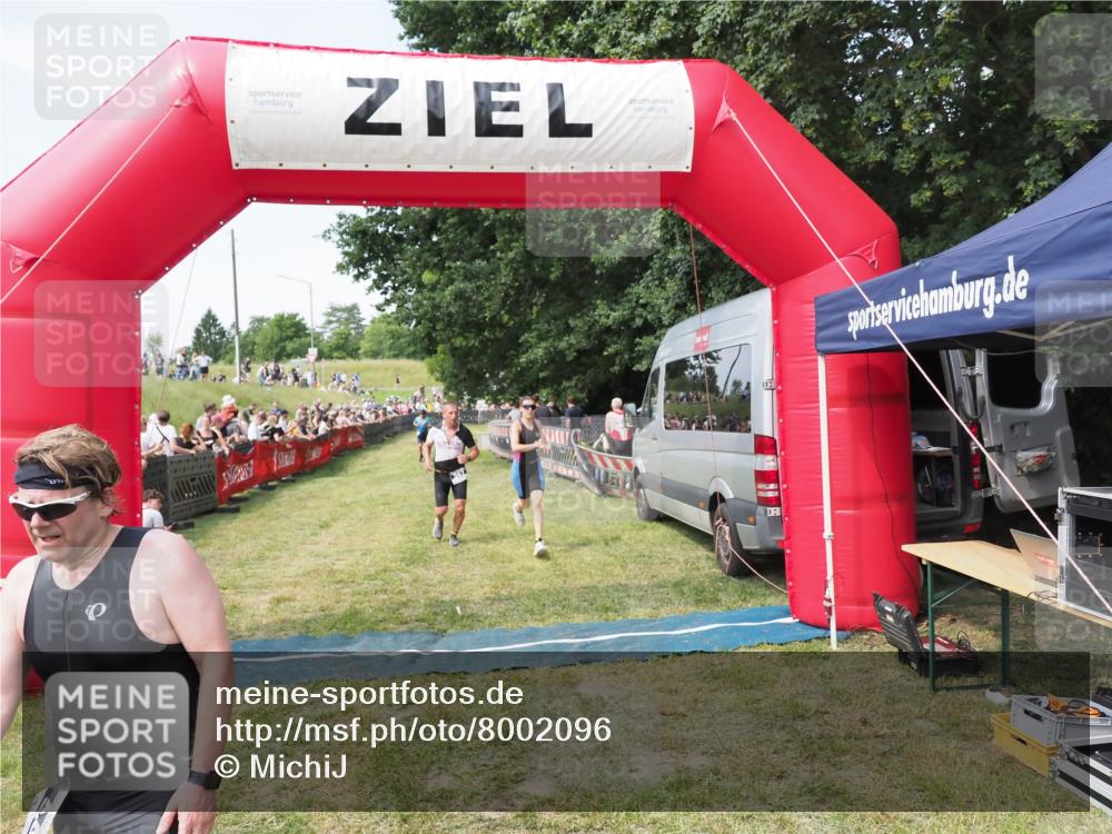 21.06.2025 - 27. Vierlanden-Triathlon MichiJ http://msf.ph/oto/8002096 15.06.2026 11:26:29 Ziel 367, 442 meine-sportfotos.de