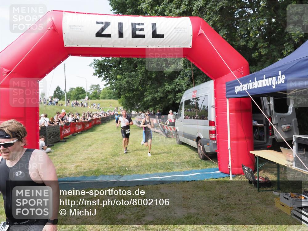 21.06.2025 - 27. Vierlanden-Triathlon MichiJ http://msf.ph/oto/8002106 15.06.2026 11:26:30 Ziel 367, 442 meine-sportfotos.de