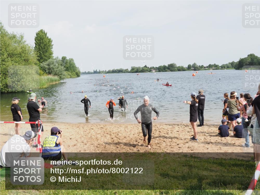 21.06.2025 - 27. Vierlanden-Triathlon MichiJ http://msf.ph/oto/8002122 15.06.2026 10:05:05 Schwimmen 412, 422 meine-sportfotos.de