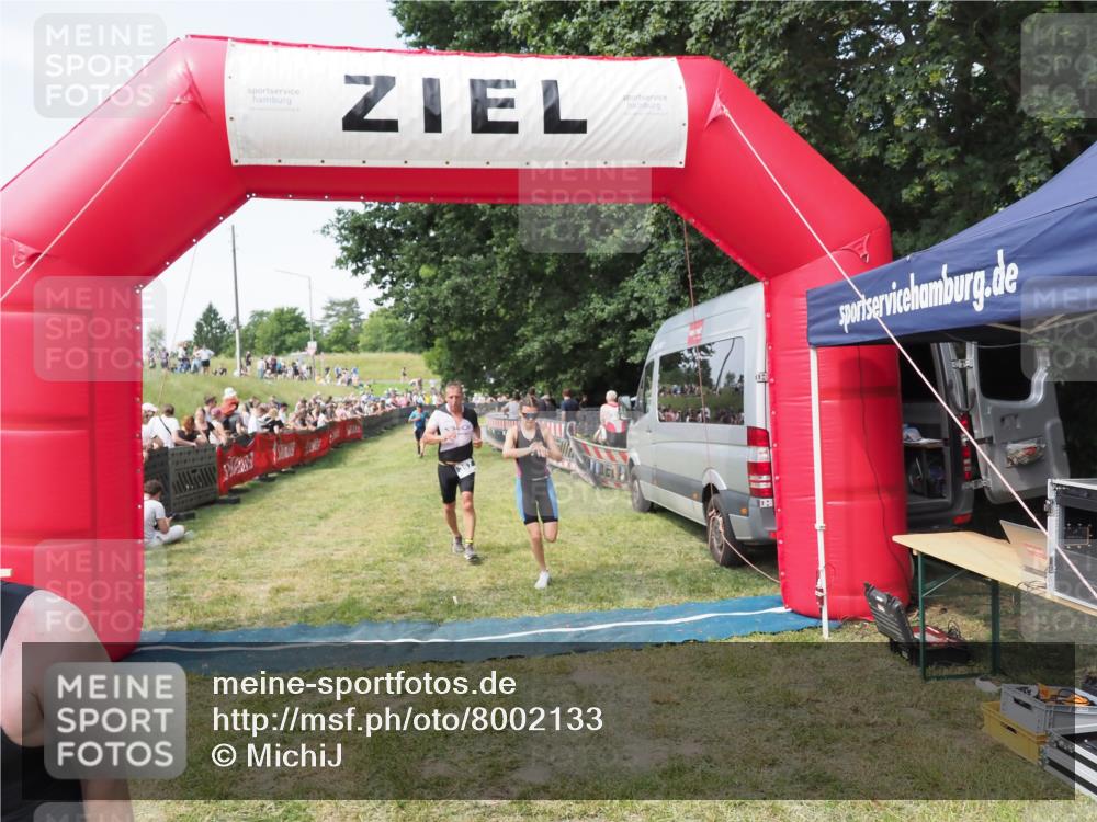 21.06.2025 - 27. Vierlanden-Triathlon MichiJ http://msf.ph/oto/8002133 15.06.2026 11:26:30 Ziel 367, 442 meine-sportfotos.de
