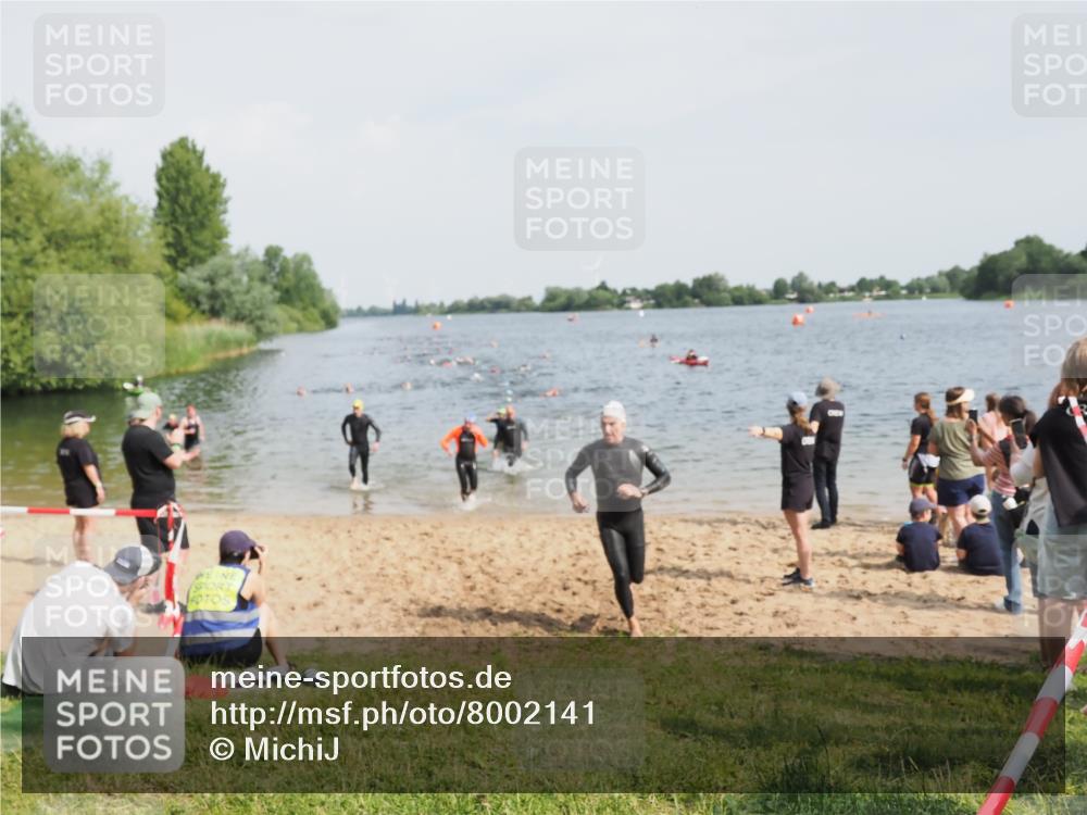 21.06.2025 - 27. Vierlanden-Triathlon MichiJ http://msf.ph/oto/8002141 15.06.2026 10:05:05 Schwimmen 412, 422 meine-sportfotos.de