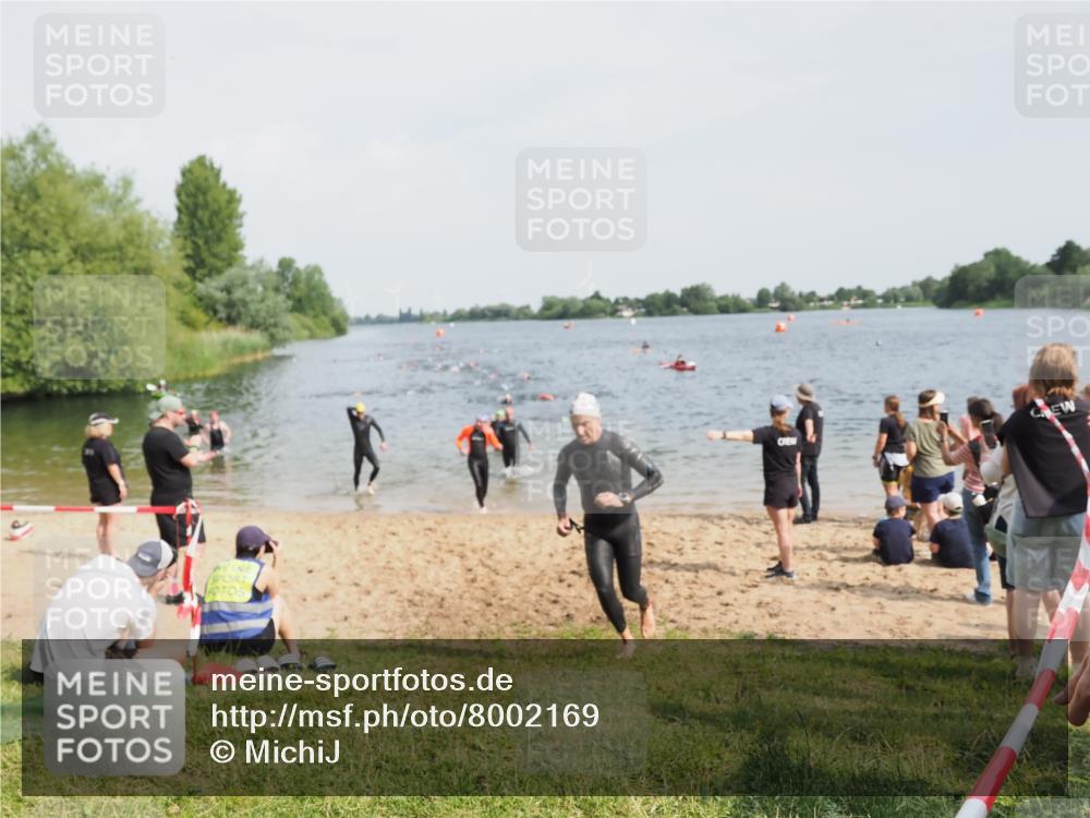 21.06.2025 - 27. Vierlanden-Triathlon MichiJ http://msf.ph/oto/8002169 15.06.2026 10:05:06 Schwimmen 364, 382, 412, 422 meine-sportfotos.de