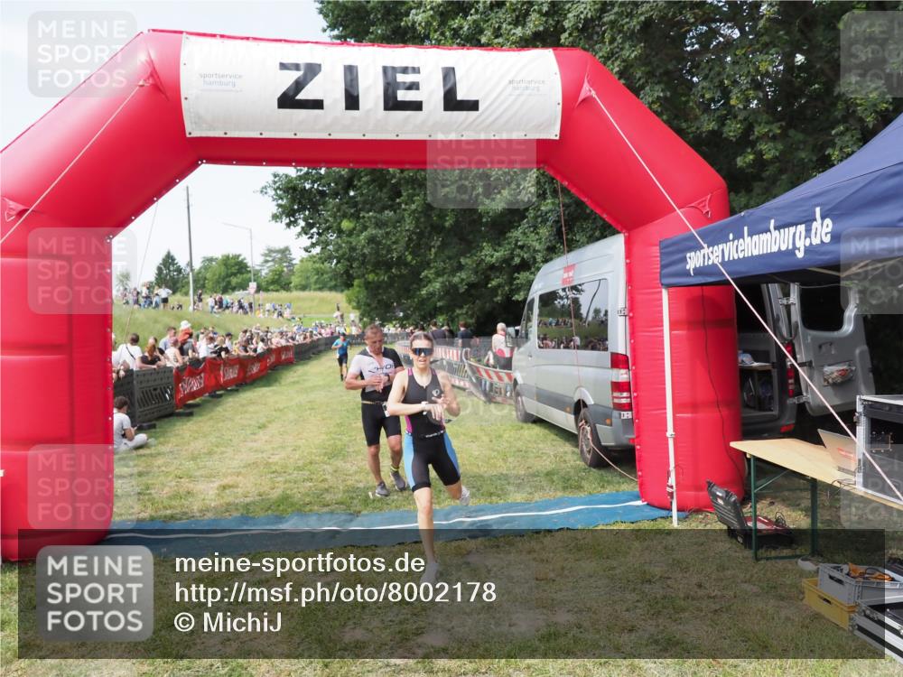 21.06.2025 - 27. Vierlanden-Triathlon MichiJ http://msf.ph/oto/8002178 15.06.2026 11:26:31 Ziel 367, 442 meine-sportfotos.de