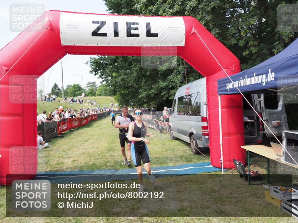 21.06.2025 - 27. Vierlanden-Triathlon MichiJ http://msf.ph/oto/8002192 15.06.2026 11:26:31 Ziel 367, 442 meine-sportfotos.de