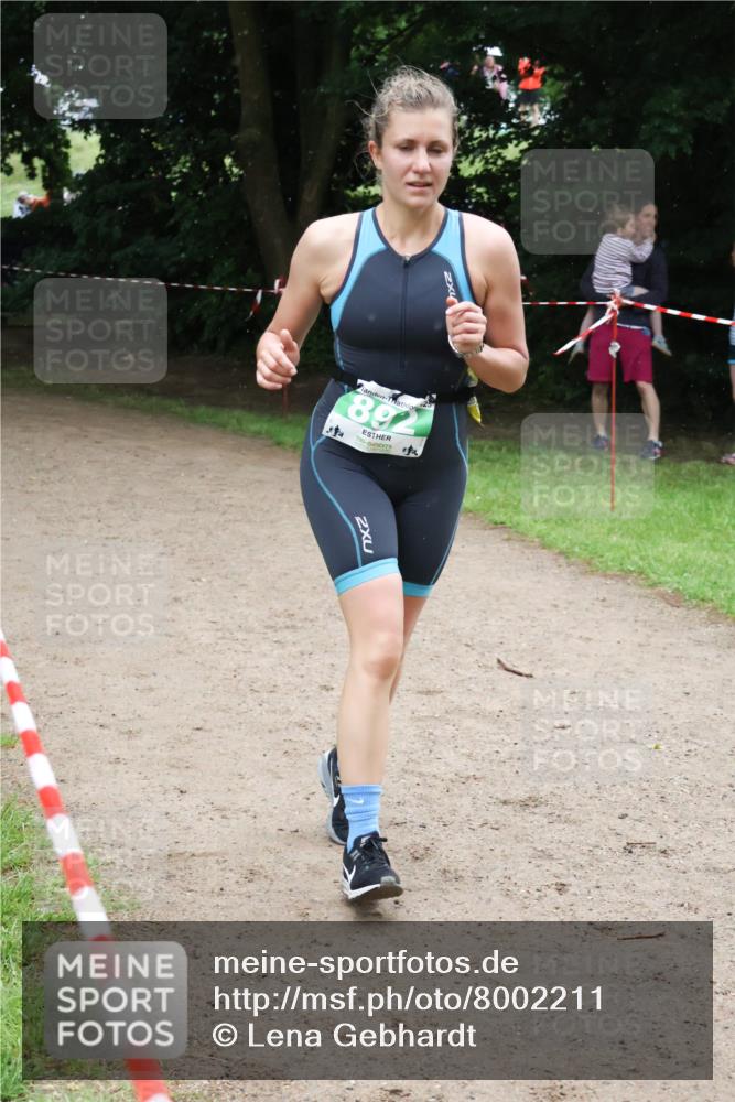 21.06.2025 - 27. Vierlanden-Triathlon Lena Gebhardt http://msf.ph/oto/8002211 15.06.2025 14:07:52 Laufen  meine-sportfotos.de