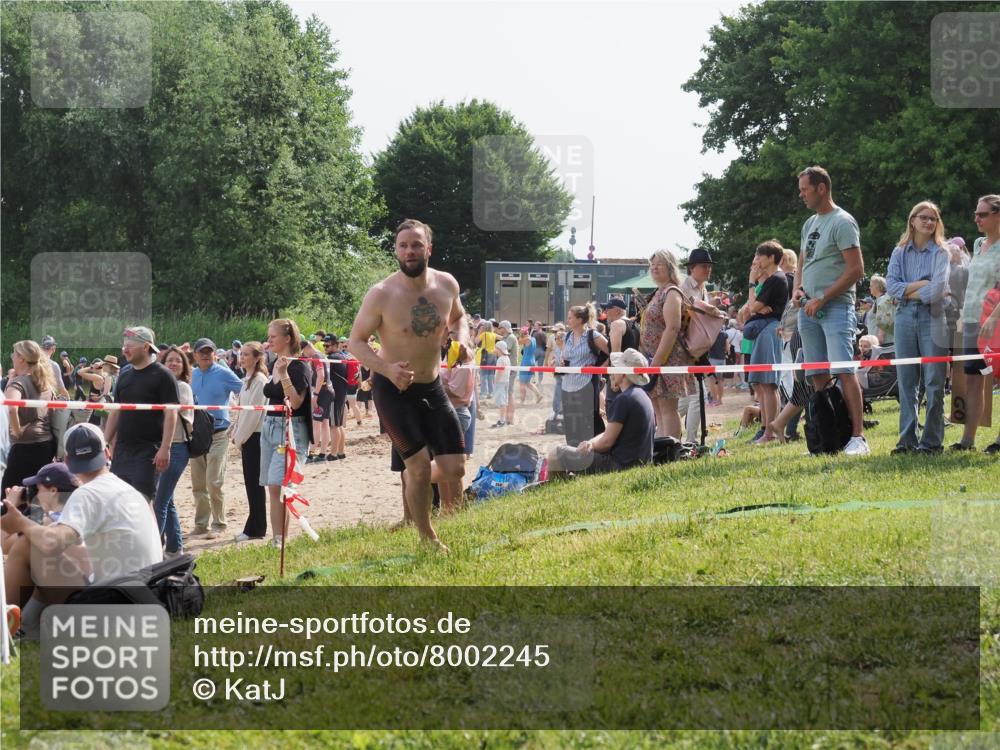 15.06.2025 - 27. Vierlanden-Triathlon KatJ http://msf.ph/oto/8002245 15.06.2025 09:58:12 Schwimmen 289, 321 meine-sportfotos.de