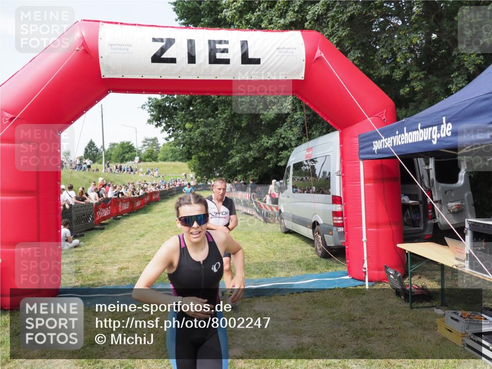 21.06.2025 - 27. Vierlanden-Triathlon MichiJ http://msf.ph/oto/8002247 15.06.2026 11:26:32 Ziel 367, 442 meine-sportfotos.de