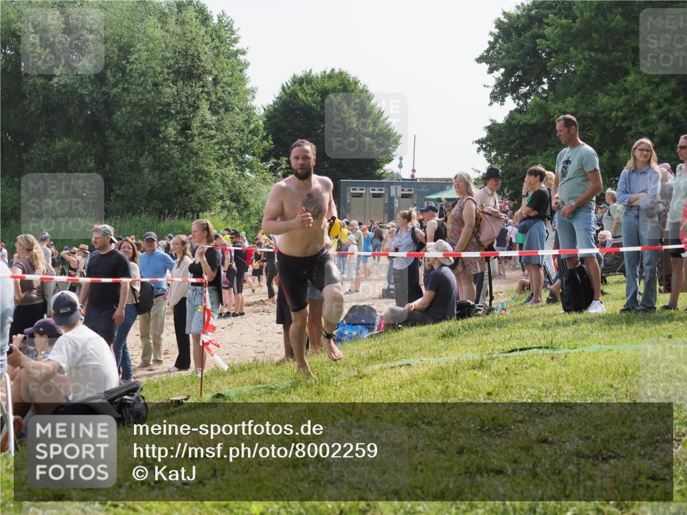 15.06.2025 - 27. Vierlanden-Triathlon KatJ http://msf.ph/oto/8002259 15.06.2025 09:58:12 Schwimmen 289, 321 meine-sportfotos.de