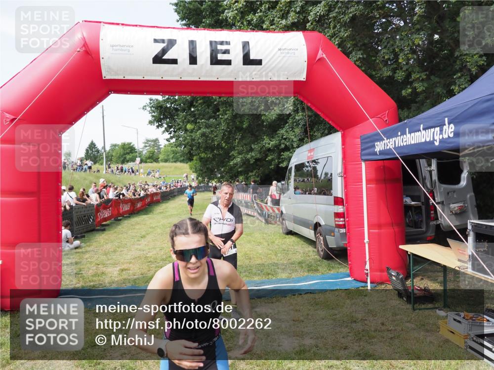 21.06.2025 - 27. Vierlanden-Triathlon MichiJ http://msf.ph/oto/8002262 15.06.2026 11:26:32 Ziel 367, 442 meine-sportfotos.de