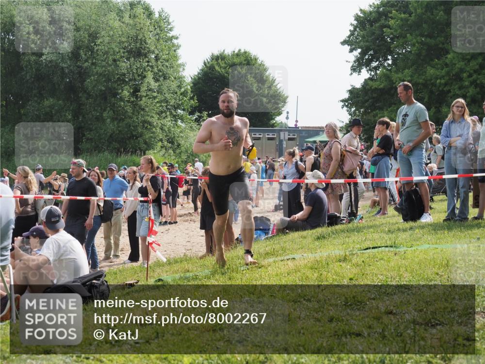 15.06.2025 - 27. Vierlanden-Triathlon KatJ http://msf.ph/oto/8002267 15.06.2025 09:58:12 Schwimmen 289, 321 meine-sportfotos.de