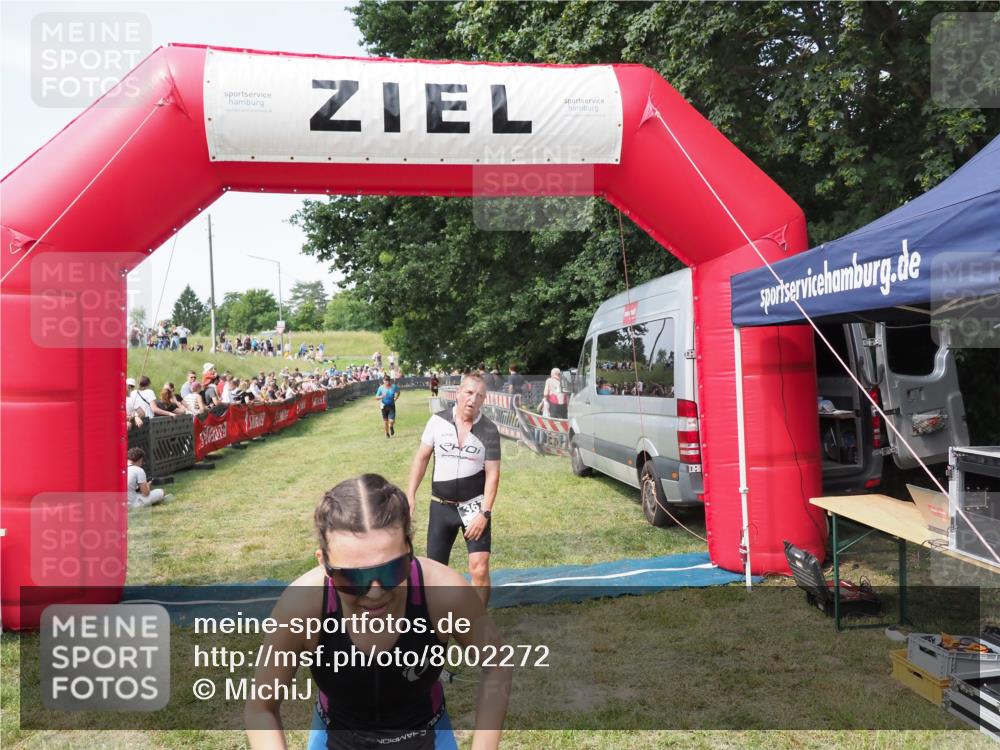 21.06.2025 - 27. Vierlanden-Triathlon MichiJ http://msf.ph/oto/8002272 15.06.2026 11:26:32 Ziel 367, 442 meine-sportfotos.de