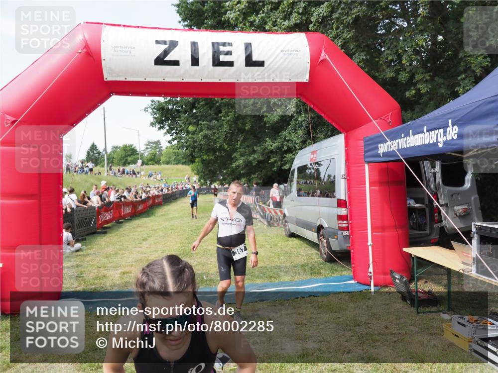 21.06.2025 - 27. Vierlanden-Triathlon MichiJ http://msf.ph/oto/8002285 15.06.2026 11:26:32 Ziel 367, 442 meine-sportfotos.de