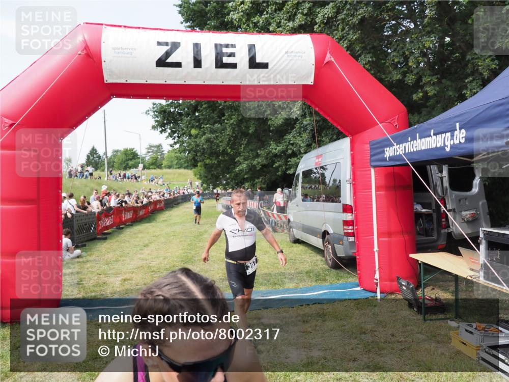 21.06.2025 - 27. Vierlanden-Triathlon MichiJ http://msf.ph/oto/8002317 15.06.2026 11:26:32 Ziel 367, 442 meine-sportfotos.de