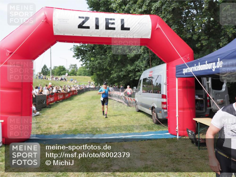 21.06.2025 - 27. Vierlanden-Triathlon MichiJ http://msf.ph/oto/8002379 15.06.2026 11:26:36 Ziel 367, 381 meine-sportfotos.de
