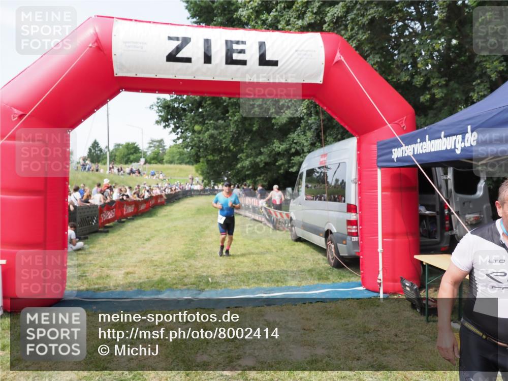21.06.2025 - 27. Vierlanden-Triathlon MichiJ http://msf.ph/oto/8002414 15.06.2026 11:26:36 Ziel 367, 381 meine-sportfotos.de