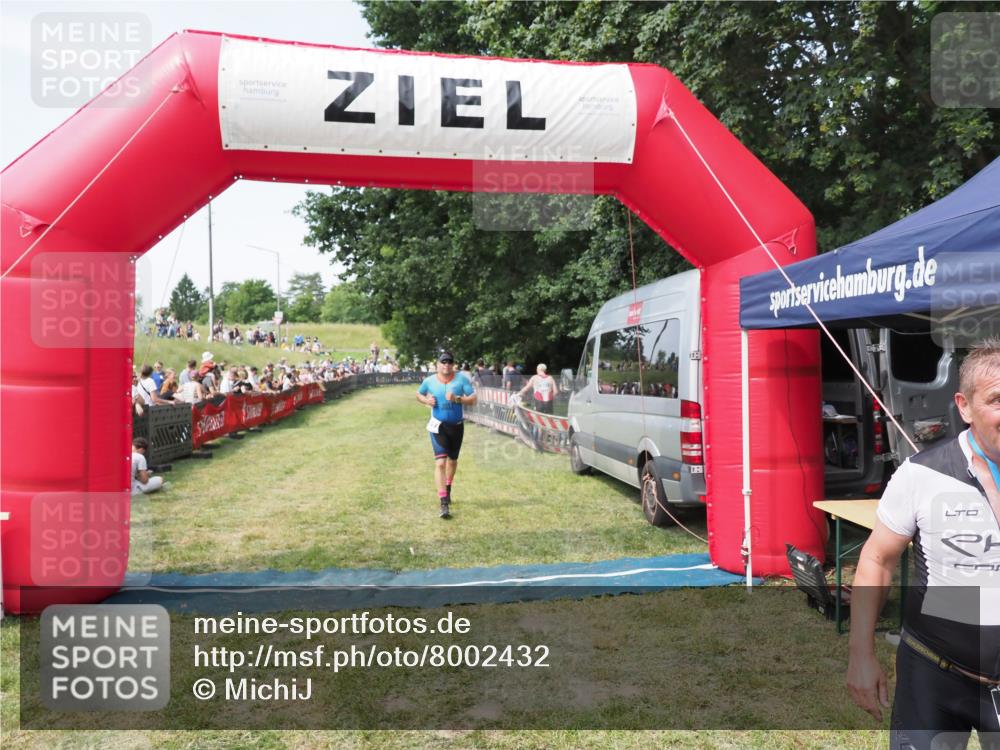 21.06.2025 - 27. Vierlanden-Triathlon MichiJ http://msf.ph/oto/8002432 15.06.2026 11:26:36 Ziel 367, 381 meine-sportfotos.de