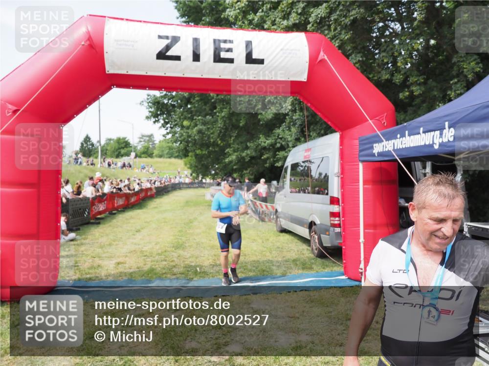 21.06.2025 - 27. Vierlanden-Triathlon MichiJ http://msf.ph/oto/8002527 15.06.2026 11:26:37 Ziel 367, 381 meine-sportfotos.de