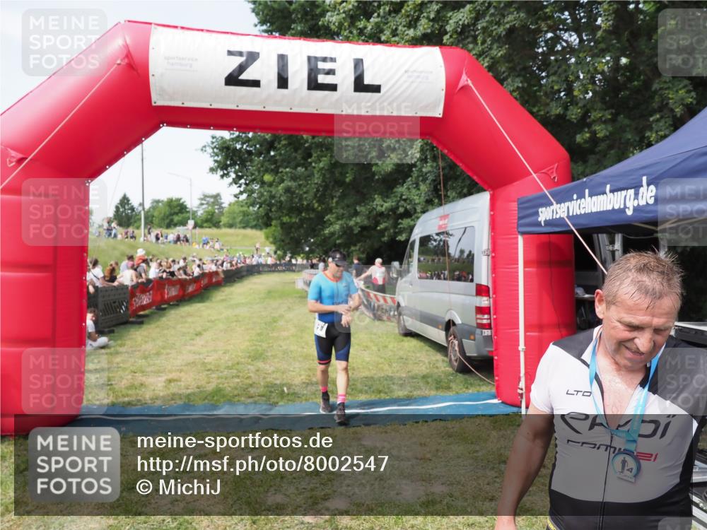 21.06.2025 - 27. Vierlanden-Triathlon MichiJ http://msf.ph/oto/8002547 15.06.2026 11:26:37 Ziel 367, 381 meine-sportfotos.de